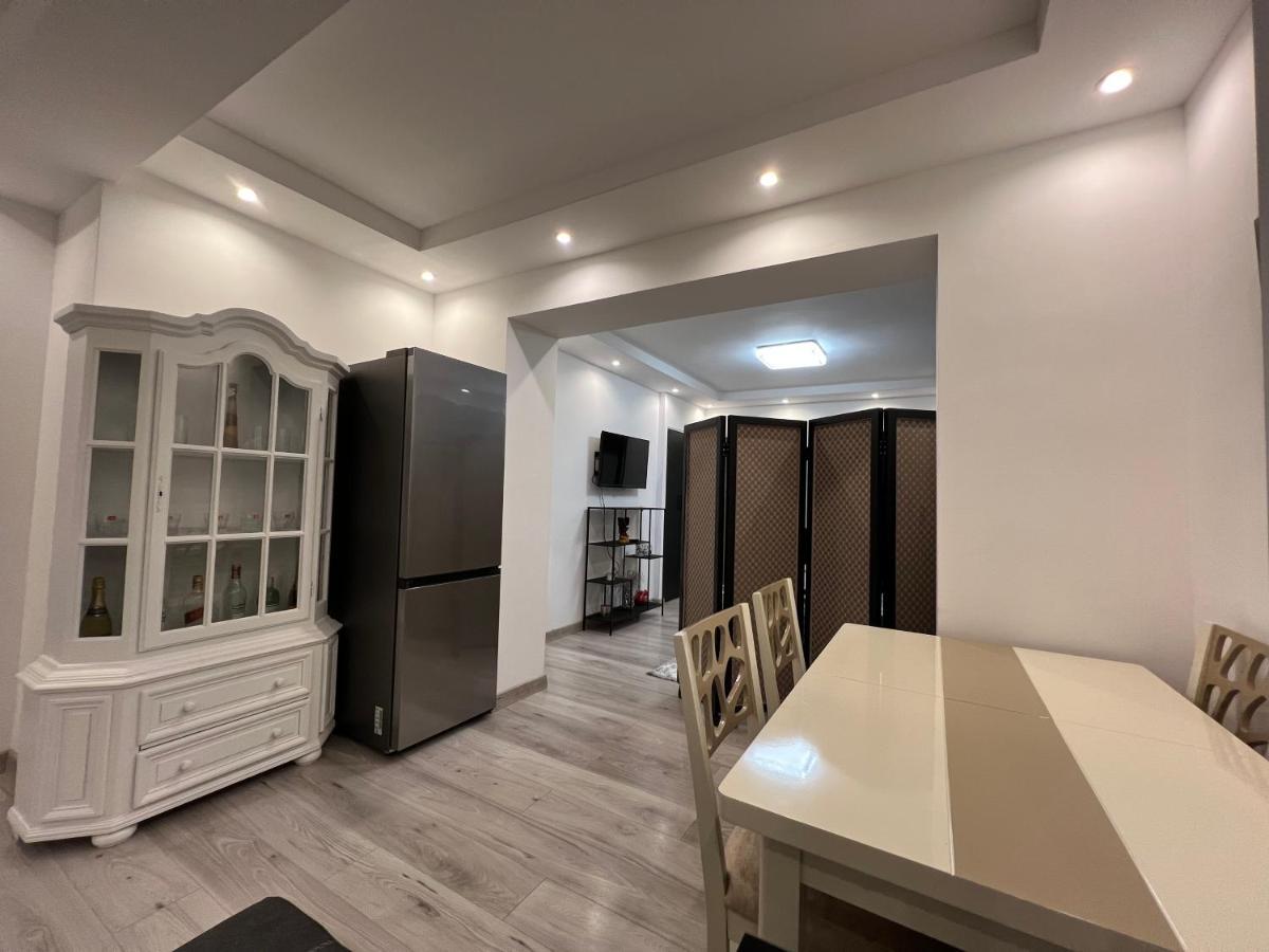Apartment Tirana On Myslym Shyri Buitenkant foto